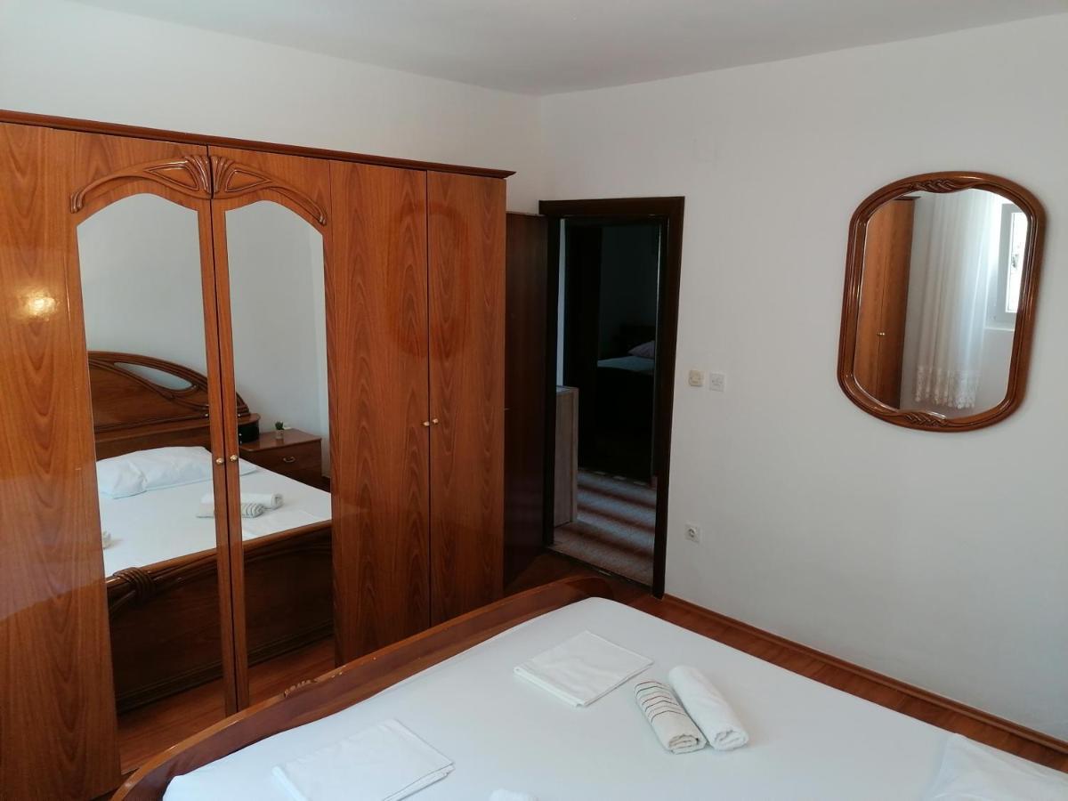 Apartments Lota Starigrad Paklenica Esterno foto