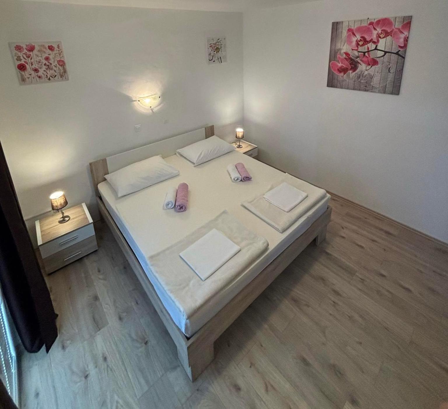 Apartments Lota Starigrad Paklenica Esterno foto